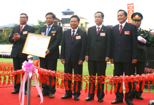 Thay mặt lãnh đạo Đảng, Nhà nước, đồng chí Lê Hồng Anh, 
UV BCT, Thường trực Ban Bí thư trao tặng Huân chương
 Hồ Chí Minh cho Đảng bộ, chính quyền và nhân dân tỉnh Hòa Bình trong Lễ kỷ niệm 125 năm thành lập tỉnh, ngày 2/10/2011.