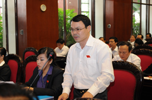 Đại biểu QH Nguyễn Tiến Sinh phát biểu tham luận tại Hội trường.
