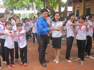 ĐV - TN tỉnh Đoàn tham gia các hoạt động cùng thầy, trò trường THCS Nguyễn Tất Thành nhân dịp khai giảng năm học mới.