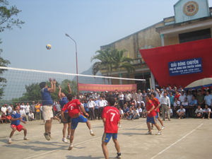 Trận thi đấu chung kết giữa đội tuyển nam xã Sơn Thủy và xã Kim Truy.