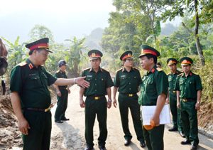 Thiếu tướng Bùi Đình Phái kiểm tra các hạng mục công trình phục vụ  diễn tập KVPT tỉnh năm 2012.

