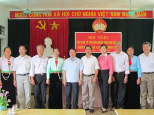 Đồng chí Nguyễn Tiến Sinh, Phó Trưởng đoàn ĐBQH tỉnh trao đổi với cử tri 7 xã vùng Cộng Hòa, huyện Lạc Sơn tai buổi tiếp xúc.