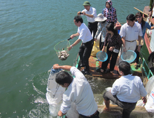 Chi cục Thủy sản thả đợt cá giống bổ sung nguồn lợi  cho bãi cá đẻ bến Hiền Lương (Đà Bắc).