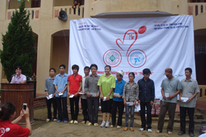 Đại diện Hội đồng trọng tài xe đạp Việt Nam tặng quà cho hộ nghèo xã Phú Vinh