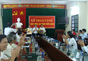 Đại diện Đảng ủy khối cơ quan Đảng, đoàn thể huyện Lạc Sơn trao huy hiệu 30 năm tuổi đảng cho 2 đảng viên.

