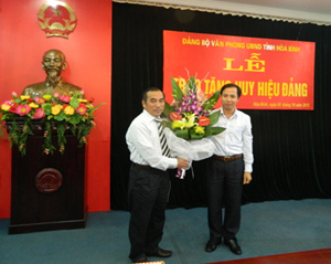 Đồng chí Nguyễn Văn Toàn – TUV, Chánh Văn phòng UBND tỉnh tặng hoa chúc mừng đồng chí Quách Thế Hùng.