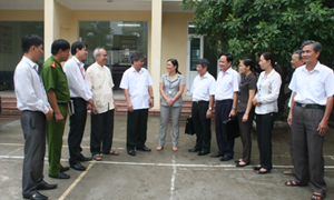 Đoàn công tác của Tỉnh ủy trao đổi với  lãnh đạo Thành uỷ Hoà Bình.
 
