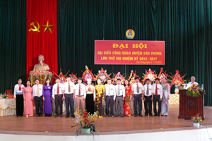 Ban chấp hành Công đoàn huyện Cao Phong nhiệm kỳ 2012 – 2017 ra mắt tại ĐH.