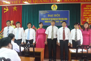 BCH Công đoàn NHCSXH tỉnh khoá V, nhiệm kỳ 2012-2015 ra mắt đại hội.