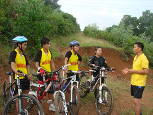 Các VĐV xe đạp Hòa Bình trong một buổi luyện tập tại đồi ông Tượng (TPHB).