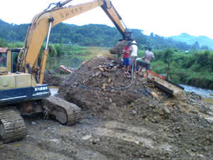Với danh nghĩa đưa máy xúc về giúp người dân cải tạo, quy hoạch lại diện tích SXNN, một nhóm người đã lợi dụng để khai thác vàng trái phép ở xóm Nội, xã Mông Hóa ngày 19/9/2012 (ảnh do người dân cung cấp).