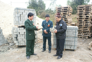 CCB Đinh ý Quỳnh, xã Mông Hoá (Kỳ Sơn) giới thiệu với hội viên Hội CCB tỉnh và huyện về quy trình sản xuất gạch bê tông chất lượng cao của Công ty do ông làm chủ.