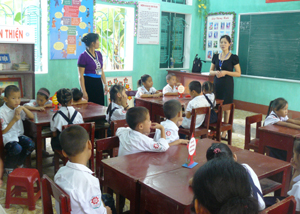 Năm học 2012-2013, trường tiểu học Tòng Đậu áp dụng chương trình tiểu học mới cho khối lớp 1,2 3. Ảnh: Giờ học theo nhóm của học sinh lớp 2.
