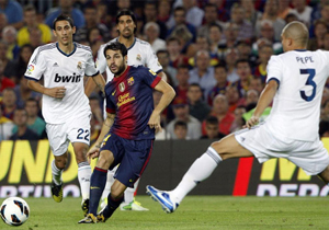 Barcelona gặp nhiều khó khăn trước Real Madrid chơi khá áp sát.