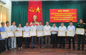 Lãnh đạo Huyện ủy Cao Phong trao giấy khen cho các tập thể và cá nhân có thành tích xuất sắc trong thực hiện QCDC ở cơ sở.