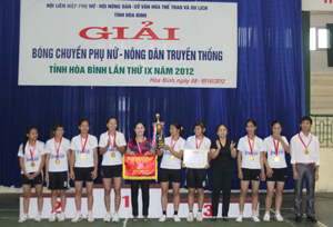 Ban tổ chức trao cúp vô địch, cờ và huy chương cho đội nữ, Hội Phụ nữ huyện Kim Bôi.
