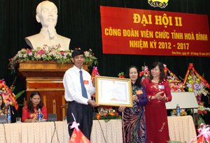 Thừa ủy quyền của Thủ tướng Chính phủ, đồng chí Phạm Thanh Thúy, Phó Chủ tịch LĐLĐ tỉnh trao Bằng khen của Thủ tướng Chính phủ cho CĐVC tỉnh.