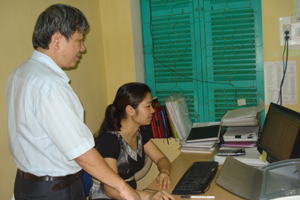 Cán bộ phòng GD&ĐT TPHB thực hiện việc quản lý hộ khẩu học sinh bằng hệ thống máy tính kết nối nội bộ với các trường trên địa bàn. Ảnh: Cẩm Lệ.