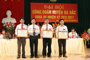 Lãnh đạo LĐLĐ tỉnh trao giấy khen cho các cá nhân có thành tích xuất sắc trong phong trào xây dựng tổ chức công đoàn TS-VM giai đoạn 2007 – 2012.