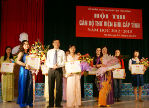 Lãnh đạo sở GD – ĐT trao giải nhất cho các thí sinh xuất sắc tại hội thi.