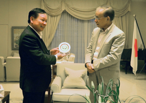 Đồng chí Bùi Văn Tỉnh, UV T.Ư Đảng, Chủ tịch UBND tỉnh trao đổi  với Ngài YASUAKI TANIZAKI, Đại sứ đặc mệnh toàn quyền Nhật Bản tại Việt Nam.