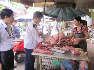 Người tiêu dùng nâng cao ý thức trong lực chọn, sử dụng thực phẩm có dấu kiểm dịch (ảnh tại chợ Phương Lâm – thành phố Hòa Bình).
 
