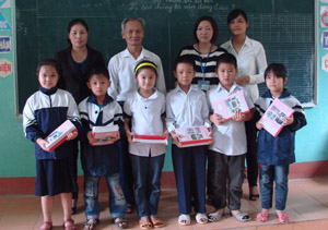 Hội Khuyến học huyện và chi hội Khuyến học trường tiểu học thị trấn Cao Phong (Cao Phong) tặng quà cho học sinh có thành tích trong học tập, rèn luyện.