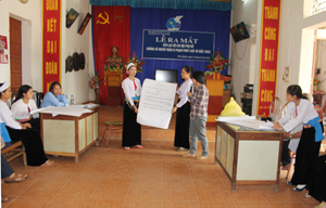 Các hội viên phụ nữ CLB xóm Nghĩa, thị trấn Vụ Bản (Lạc Sơn) truyền thông kiến thức cơ bản, cần thiết về phòng – chống TNXH đối với gia đình, xã hội và cộng đồng.
