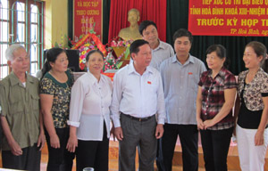 Đoàn đại biểu Quốc hội tỉnh tiếp xúc với đại biểu cử tri các xã, phường thành phố Hòa Bình.