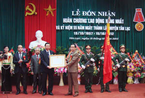 Được uỷ quyền của Chủ tịch nước, đồng chí Nguyễn Văn Quang, Phó Bí thư TT Tỉnh uỷ, Chủ tịch HĐND tỉnh trao tặng huyện Huân chương Lao động hạng nhất.