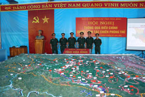 Trung tướng Phạm Quang Hợi, Tư lệnh Quân khu 3 và các đồng chí trong Ban chỉ đạo diễn tập KVPT tỉnh kiểm tra tại khu vực thực hành xử lý các tình huống trên bản đồ và sa bàn tại Sở Chỉ huy thống nhất.