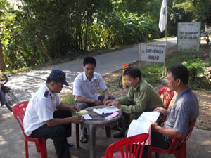 Lực lượng thú y huyện Kỳ Sơn kiểm soát chặt tại chốt kiểm dịch xã Hợp Thịnh.