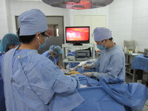Ca phẫu thuật u xơ tử cung đầu tiên bằng phương pháp nội soi của BVĐK tỉnh.