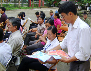 Cán bộ phòng Bảo vệ, chăm sóc trẻ em -  Sở LĐ-TB&XH phát tờ rơi tuyên truyền về quyền  trẻ em đến cán bộ, nhân dân xã Mãn Đức (Tân Lạc).