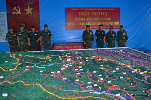 Trung tướng Phạm Quang Hợi, Tư lệnh Quân Khu III cùng các đồng chí trong Ban Chỉ đạo, Ban tổ chức diễn tập tỉnh tại Hội nghị thông qua quyết tâm tác chiến phòng thủ.