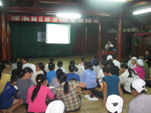 Người dân xóm Ải, xã Phong Phú (Tân Lạc) tham gia lớp tập huấn kỹ năng du lịch cộng đồng.