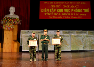 Trung tướng Phạm Quang Hợi, Tư lệnh Quân khu 3 tặng bằng khen của Quân khu 3 cho các cá nhân có thành tích xuất sắc trong diễn tập KVPT tỉnh năm 2012