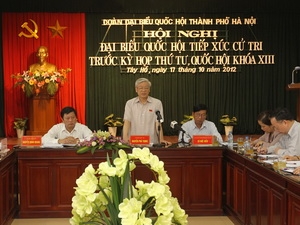 Tổng Bí thư Nguyễn Phú Trọng tiếp xúc cử tri tại phường Thụy Khuê, quận Tây Hồ. (Ảnh: Trí Dũng/TTXVN).