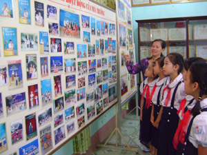 Học sinh trường tiểu học Kim Đồng, thị trấn Đà Bắc tìm hiểu các hoạt động của nhà trường thông qua phòng truyền thống.