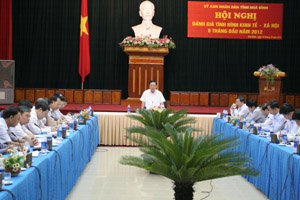 Đồng chí Bùi Văn Tỉnh, UVT.Ư Đảng, Chủ tịch UBND tỉnh kết luận cuộc họp.