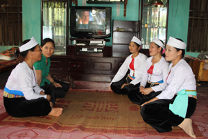 Hội viên phụ nữ xóm Nghĩa, thị trấn Vụ Bản (Lạc Sơn) trao đổi kinh nghiệm nuôi, dạy co tốt.