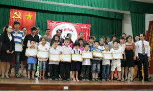 Lãnh đạo các ban, ngành và Prudental trao học bổng cho 20 em học sinh trên địa bàn thành phố Hòa Bình.
