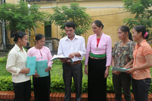 Hà Văn Khuyện, cán bộ chuyên trách dân số xã Nam Sơn (Tân Lạc) trao đổi công tác chuyên môn với các CTV dân số trên địa bàn.