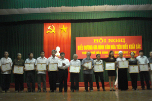 Đồng chí Trần Văn Hoàn, TVTU, Bí thư Thành ủy Hòa Bình tặng giấy khen cho các gia đình văn hóa tiêu biểu xuất sắc giai đoạn 2007- 2012.
