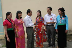 Lãnh đạo Ban Vì sự tiến bộ phụ nữ huyện Đà Bắc trao đổi với cán bộ, công chức, viên chức về tình hình thực hiện Chiến lược quốc gia về bình đẳng giới trên địa bàn.