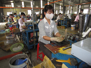 Toàn tỉnh hiện có 154 dự án sản xuất công nghiệp, chiếm 40,6% tổng dự án đầu tư (Ảnh: Công ty TNHH Việt Nam FRAGRANCES Hòa Bình hoạt động tại KCN Lương Sơn, tạo việc làm ổn định cho hơn 100 lao động).