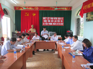 Lãnh đạo Ban VH-XH và Dân tộc (HĐND tỉnh) phát biểu tại buổi khảo sát tại xã Tiền Phong (Đà Bắc)