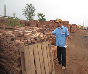 Công nhân Nhà máy gạch Tuynel Thanh Lương (xóm Gò Mu, xã Thanh Lương) lo lắng trước lượng gạch tồn kho chất đống trên bãi. Hiện nay, nhà máy chỉ sản xuất cầm chừng do không tiêu thụ được nguyên liệu.