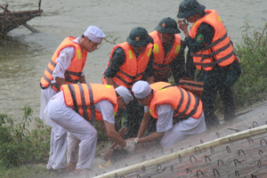 LLVT huyện Lạc Thủy thực hành diễn tập công tác phòng - chống lũ bão, tìm kiếm cứu hộ, cứu nạn trong cuộc diễn tập KVPT huyện năm 2012.
