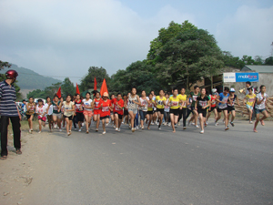 Các VĐV nữ trẻ, nữ chính bước vào cuộc đua tài cự ly 3 km.